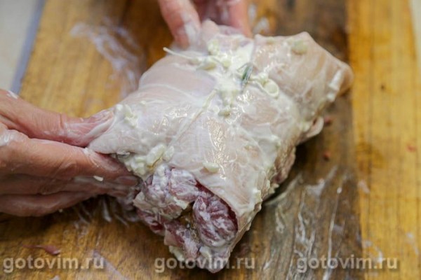 Рулет из свиной рульки с жареными лисичками Рулет из свиной рульки с жареными лисичками