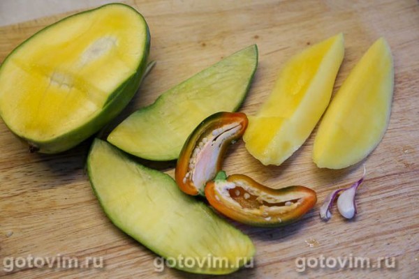 Рулет из свиной грудинки с манго и перцем чили Рулет из свиной грудинки с манго и перцем чили