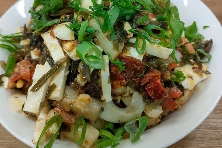 Салат с кальмарами и морской капустой Салат с кальмарами и морской капустой
