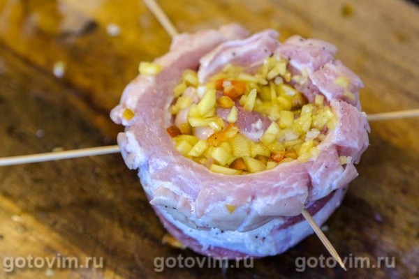 Рулет из свиной грудинки с манго и перцем чили Рулет из свиной грудинки с манго и перцем чили
