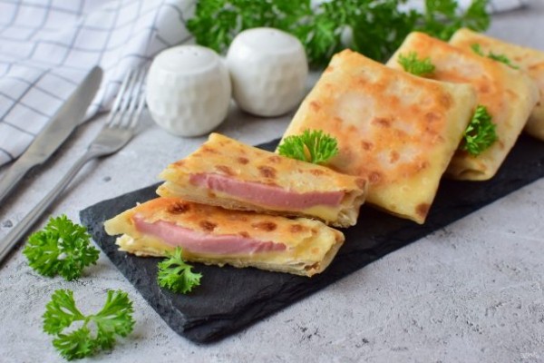 Конвертики с ветчиной и сыром Конвертики с ветчиной и сыром