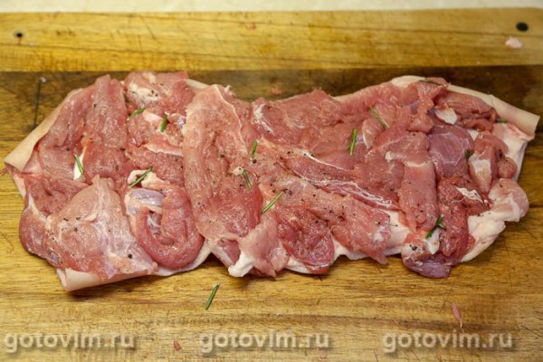 Рулет из свиной рульки с жареными лисичками Рулет из свиной рульки с жареными лисичками