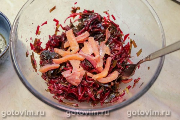 Салат из свеклы с морской капустой и соленой форелью Салат из свеклы с морской капустой и соленой форелью