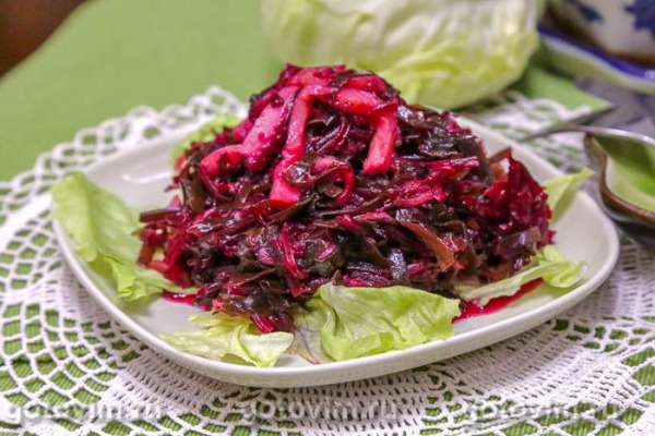 Салат из свеклы с морской капустой и соленой форелью Салат из свеклы с морской капустой и соленой форелью