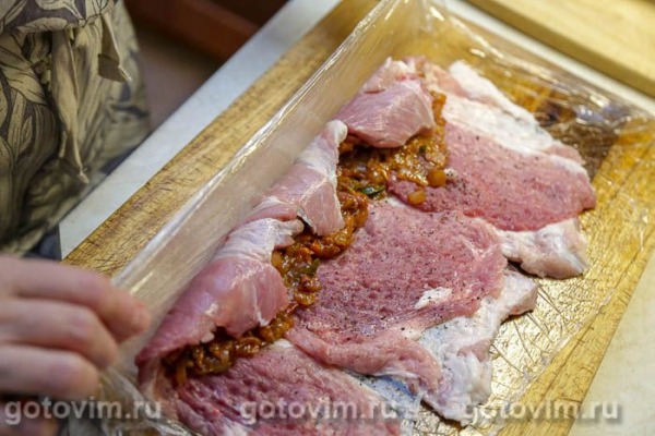 Рулет из свинины с острым перцем, беконом и сыром Рулет из свинины с острым перцем, беконом и сыром