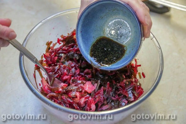 Салат из свеклы с морской капустой и соленой форелью Салат из свеклы с морской капустой и соленой форелью
