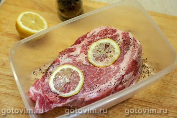 Стейк из свиной шейки с лимоном, перцем и чесноком на сковроде Стейк из свиной шейки с лимоном, перцем и чесноком на сковроде