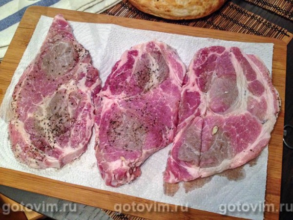 Стейк из свиной шейки с лимоном, перцем и чесноком на сковроде Стейк из свиной шейки с лимоном, перцем и чесноком на сковроде