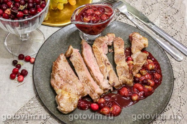 Стейк из свиной шейки с соусом из клюквы и винограда Стейк из свиной шейки с соусом из клюквы и винограда