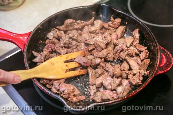 Булочка-плетенка с куриной печенью Булочка-плетенка с куриной печенью