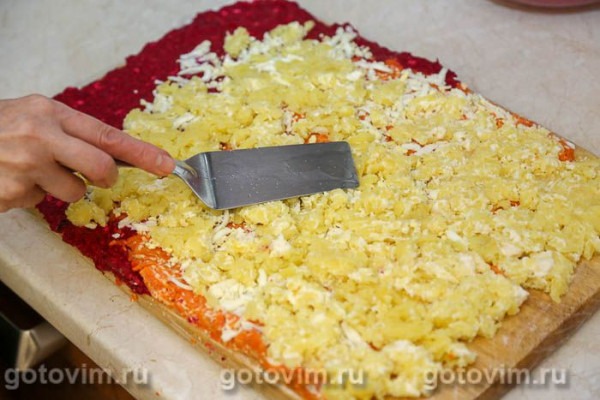 Рулет селедка под шубой (с желатином) Рулет селедка под шубой (с желатином)