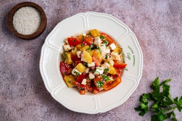 Салат с сыром, ананасом и помидорами
