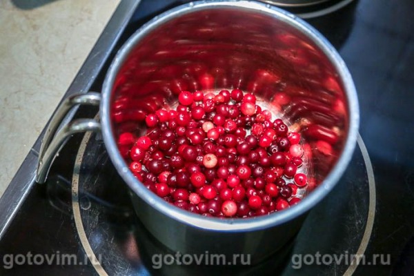 Стейк из свиной шейки с камамбером и клюквой