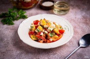 Салат с сыром, ананасом и помидорами