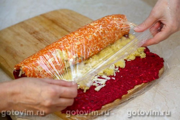 Рулет селедка под шубой (с желатином) Рулет селедка под шубой (с желатином)