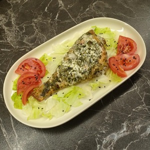 Морской окунь, запеченный в сметане