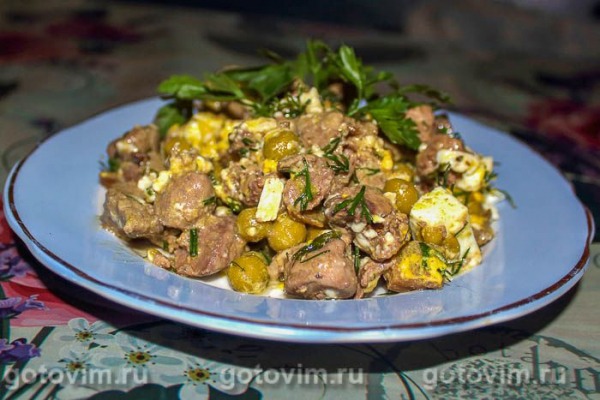 Салат «Легенда» из куриной печени и сердечек с сыром и грибами
