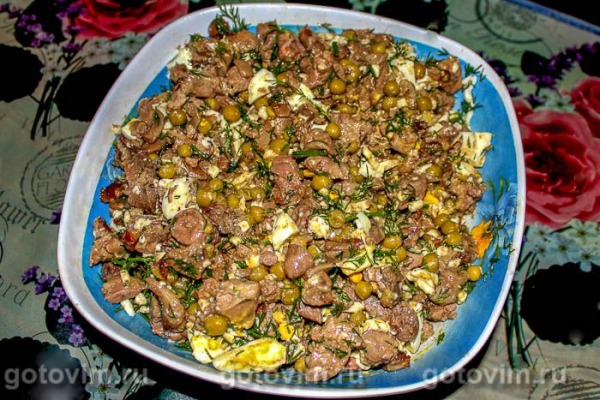Салат «Легенда» из куриной печени и сердечек с сыром и грибами