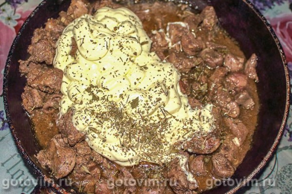 Салат «Легенда» из куриной печени и сердечек с сыром и грибами