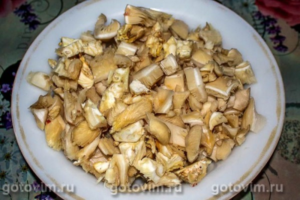 Салат «Легенда» из куриной печени и сердечек с сыром и грибами