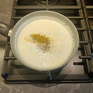 Запеченая белая рыба с сырным соусом