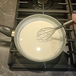 Запеченая белая рыба с сырным соусом