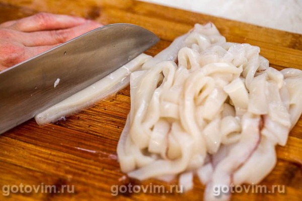 Салат греческий с кальмарами и овощами