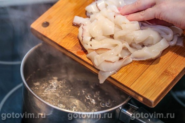 Салат греческий с кальмарами и овощами