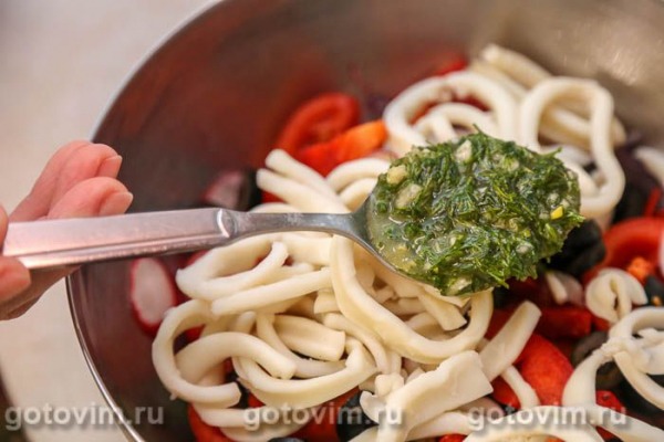 Салат греческий с кальмарами и овощами