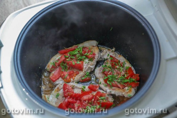 Свиные отбивные, обжаренные в мультиварке с помидорами и моццарелой