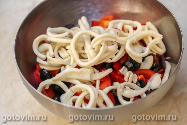 Салат греческий с кальмарами и овощами