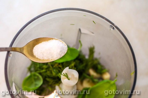 Салат греческий с кальмарами и овощами