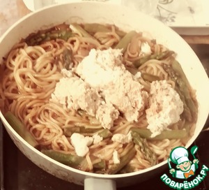 Лапша с крабом и спаржей
