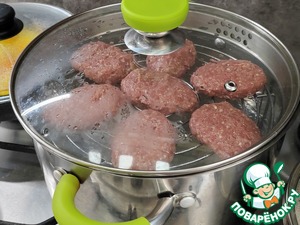 Рыбные котлеты на пару с гарниром и соусом (Диета n1)