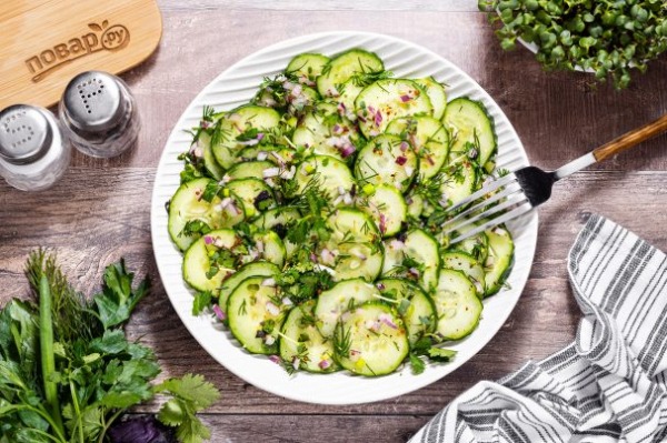 Салат из огурцов и зелени