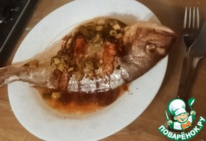 Морской лещ с зелёным луком, имбирем